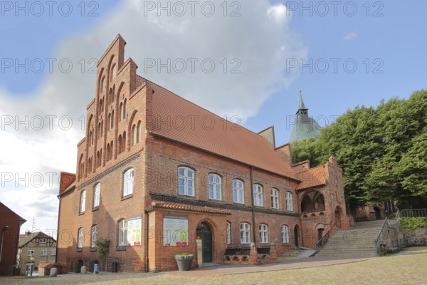 Building with stepped gable of the tourist information centre, brick building, Am Markt, Mölln, Schleswig-Holstein, Germany