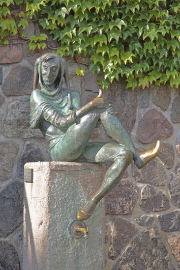 Till Eulenspiegel fountain by Karlheinz Goedtke, bronze sculpture, modern art, seated, Till Eulenspiegel, Am Markt, Mölln, Schleswig-Holstein, Germany