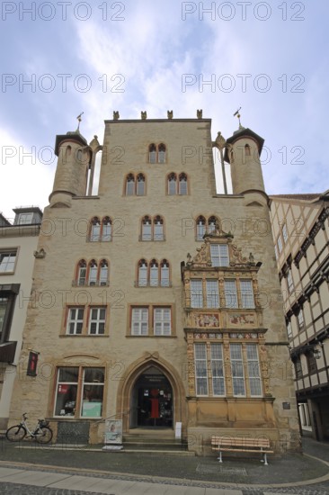 Gothic temple house with stepped gable, tourist information centre, tourist office, tourist information, market square, Hildesheim, Lower Saxony, Germany