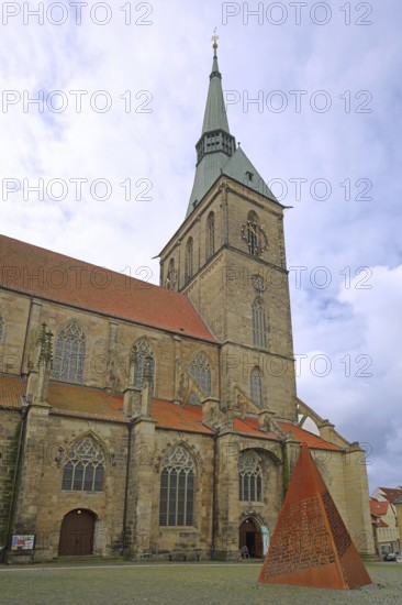 Romanesque St Andrew's Church and Sculpture of the Word, rusty steel sculpture with words, pyramid, inscription, Andreasplatz, Hildesheim, Lower Saxony, Germany