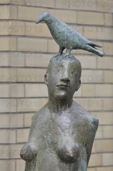 Sculpture Standing with bird by Karl Ulrich Nuss 1997, nude female figure with dove on her head, modern art, bird figure, bronze sculpture, Hildesheim, Lower Saxony, Germany