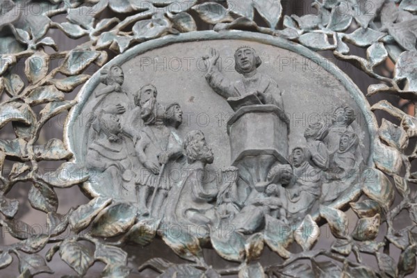 Bugenhagen Fountain by Ulrich Henn 1995 with sermon by pastor to the congregation, people, speak, proclaim, listen, pulpit, preach, figures, symbol, sculpture, modern art, bronze sculpture, relief, Andreasplatz, Hildesheim, Lower Saxony, Germany