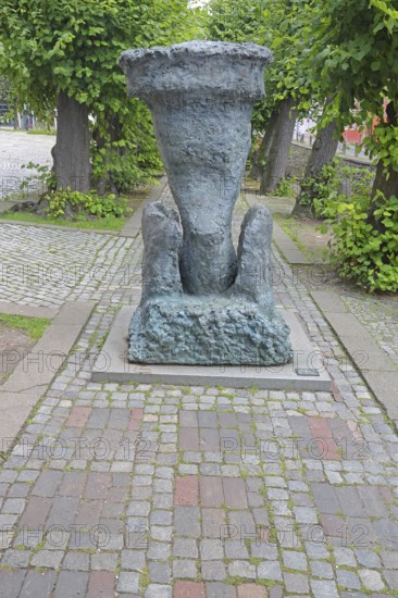 Life-size II by Heinz Breloh, bronze sculpture, Modern Art, Abstract Art, St. Nikolai Church, Wismar, Mecklenburg-Western Pomerania, Germany