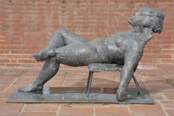 Sculpture Reclining Sofia by Bärbel Dieckmann 1991, bronze sculpture, modern art, female figure, deckchair, relax, rest, resting, resting, holiday, recreation, leisure, satisfaction, joy, enjoy, sunbathing, sunbathing, symbol, Marienkirchturm, Wismar, Mecklenburg-Vorpommern, Germany
