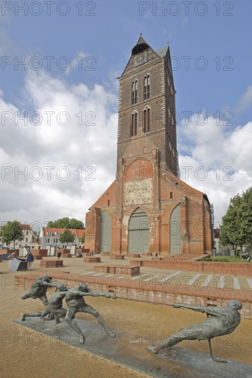 Sculpture Tug-of-War by Karl-Henning Seemann 1987 and Gothic, St Mary's Church tower without nave, St Mary's Church, brick church, bronze sculpture, modern art, tug-of-war, rope, rope, pulling, fighting, sport, St Mary's Church tower, Wismar, Mecklenburg-Western Pomerania, Germany