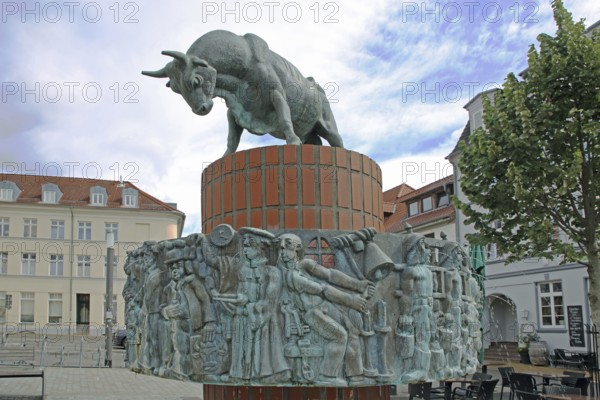 Fountain Mr Pastor sien Kauh Stephan Horota 1979 with bull figure, homage to a Low German folk song, modern art, bronze sculpture, bell, gargoyle, water jets, Schlachtermarkt, Schwerin, Mecklenburg-Vorpommern, Germany