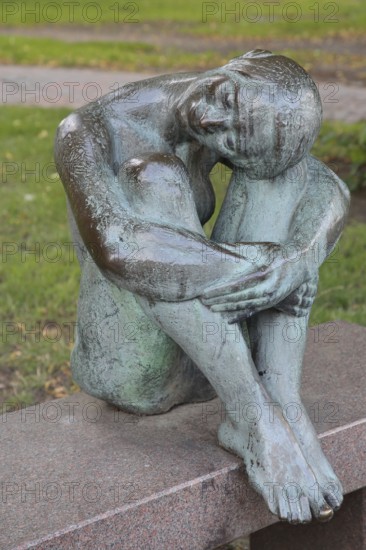 Sculpture Resting by August-Martin Hoffmann 1976, bronze sculpture, seated female figure on bench with head resting on knees, relaxing, resting, relaxing, silence, contentment, joy, calm, resting, legs, Schelfkirche, St. Nikolai, Schelfstadt, Schwerin, Mecklenburg-Vorpommern, Germany