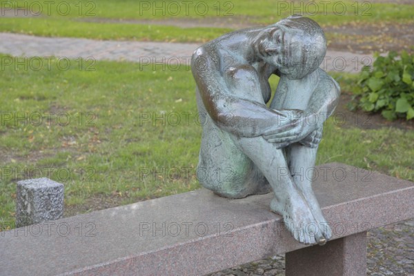 Sculpture Resting by August-Martin Hoffmann 1976, bronze sculpture, seated female figure on bench with head resting on knees, relaxing, resting, relaxing, silence, contentment, joy, calm, resting, legs, Schelfkirche, St. Nikolai, Schelfstadt, Schwerin, Mecklenburg-Vorpommern, Germany