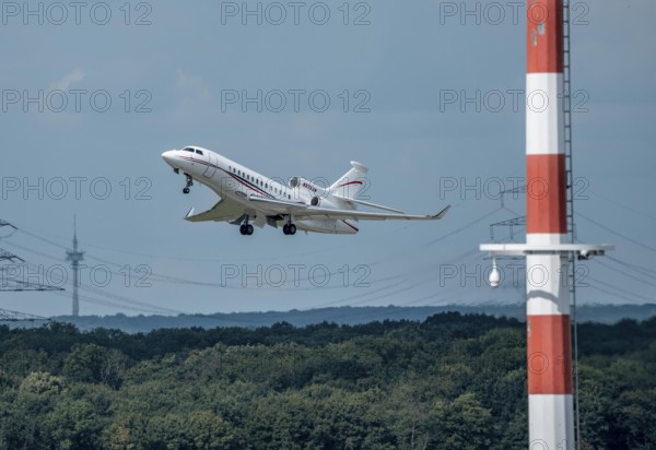 Dassault Falcon 7X, of the American company S. C. Johnson & Son, at take-off, Düsseldorf Airport, North Rhine-Westphalia, Germany