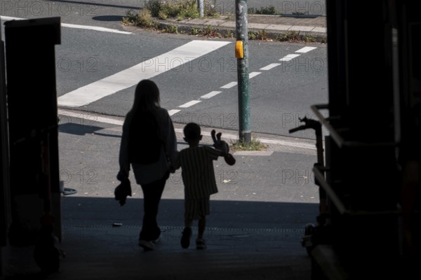 Subway, pedestrian, dark, mother and child, symbolic image