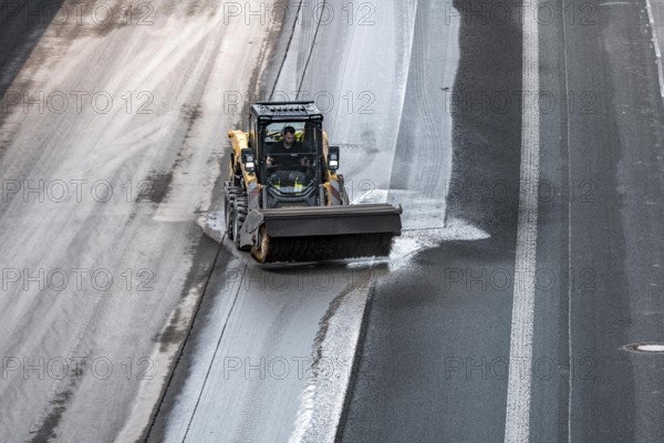 Rehabilitation of the A52 motorway near Essen, an 8 km long section between the Essen-Kettwig junction and the Essen-Ost motorway junction will be completely renovated over a period of 9 years, 6 lanes, new drainage pipes, carriageway, bridges, noise barriers, traffic facilities, here the last section, direction Düsseldorf, new carriageway surface, laying of porous asphalt, here the removal, milling, of the old carriageway in front of the application of the new whispering asphalt, sweeper, Essen, North Rhine-Westphalia, Germany