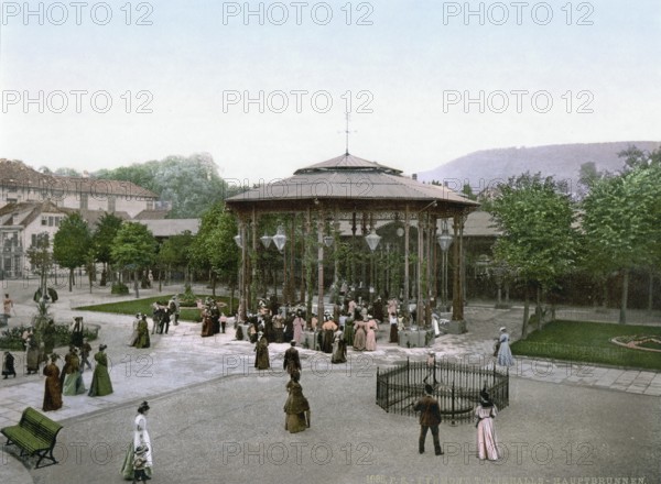 The healing spring in Bad Pyrmont in 1900, Lower Saxony, Germany, Historical, digitally restored reproduction from a 19th century original, Record date not stated