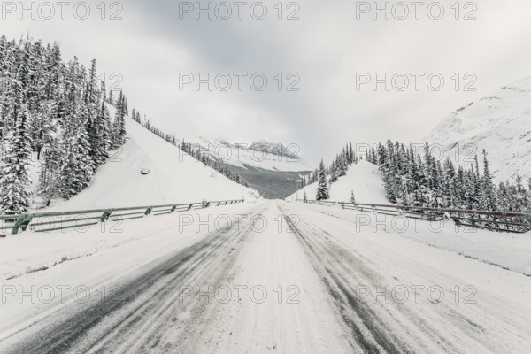 Winter road trip on the Icefields Parkway with lots of snow and ice, Banff National Park, Jasper National Park, Alberta, Canada