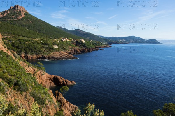 Picturesque coast and red rocks, near Anthéor, Saint-Raphaël, Massif de l'Esterel, Esterel Mountains, Département Var, Cote d'Azur, Provence-Alpes-Côte d'Azur, France