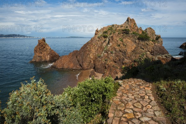 Picturesque coast and red rocks, Pointe de l'Aiguille, Théoule-sur-Mer, Massif de l'Esterel, Esterel Mountains, Département Var, Cote d'Azur, Provence-Alpes-Côte d'Azur, France
