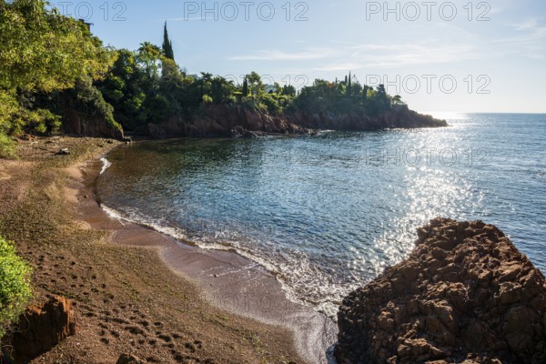Picturesque beach and red rocks, Calanque Notre Dame, Saint-Raphaël, Massif de l'Esterel, Esterel Mountains, Département Var, Cote d'Azur, Provence-Alpes-Côte d'Azur, France