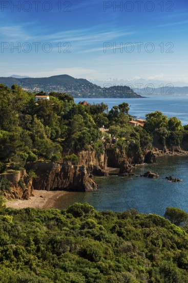 Picturesque coast and red rocks, near Anthéor, Saint-Raphaël, Massif de l'Esterel, Esterel Mountains, Département Var, Cote d'Azur, Provence-Alpes-Côte d'Azur, France