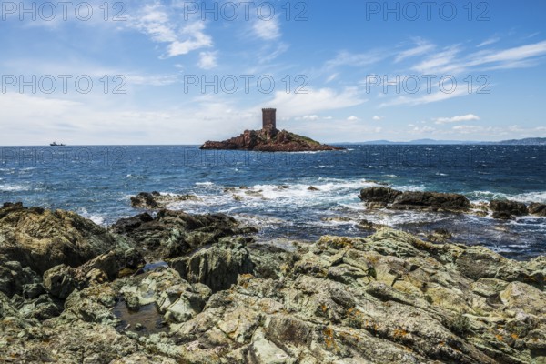 Island with tower and red rocks, Ile d'or, Cap du Dramont, Saint-Raphaël, Massif de l'Esterel, Esterel Mountains, Département Var, Cote d'Azur, Provence-Alpes-Côte d'Azur, France