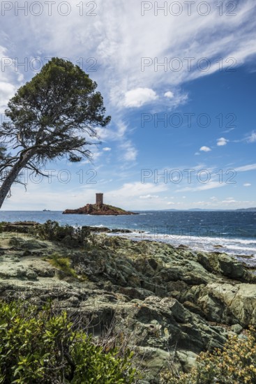 Island with tower and red rocks, Ile d'or, Cap du Dramont, Saint-Raphaël, Massif de l'Esterel, Esterel Mountains, Département Var, Cote d'Azur, Provence-Alpes-Côte d'Azur, France