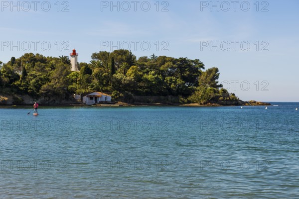 Picturesque beach and lighthouse, Plage de La Baumette, Saint-Raphaël, Massif de l'Esterel, Esterel Mountains, Département Var, Cote d'Azur, Provence-Alpes-Côte d'Azur, France