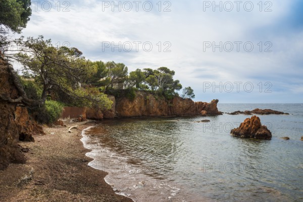 Picturesque beach and red rocks, Calanque des Anglais, Saint-Raphaël, Massif de l'Esterel, Esterel Mountains, Département Var, Cote d'Azur, Provence-Alpes-Côte d'Azur, France