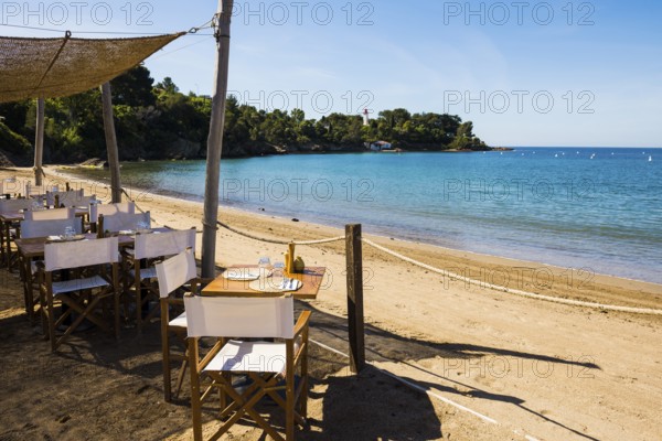 Picturesque beach and beach bar, Plage de La Baumette, Saint-Raphaël, Massif de l'Esterel, Esterel Mountains, Département Var, Cote d'Azur, Provence-Alpes-Côte d'Azur, France