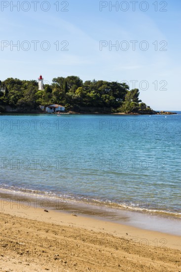 Picturesque beach and lighthouse, Plage de La Baumette, Saint-Raphaël, Massif de l'Esterel, Esterel Mountains, Département Var, Cote d'Azur, Provence-Alpes-Côte d'Azur, France