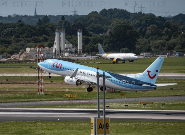 Düsseldorf Airport, TUIFly Boeing 737 on take-off, North Rhine-Westphalia, Germany