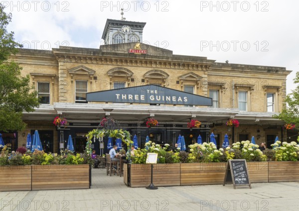 The Three Guineas, Fullers pub, Reading railway station, Reading, Berkshire, England, UK