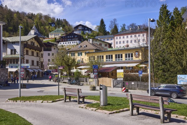 Historic old town, long shot, general architecture, historic buildings, lawn, lantern, mountain landscape, hill, coniferous forest, vehicle, pedestrian as secondary motif, benches, blue sky, cumulus clouds, cirrostratus clouds, Am Fischerbichl, Bahnhofstraße, Berchtesgaden, Upper Bavaria, Berchtesgadener Land district, Bavaria, Germany