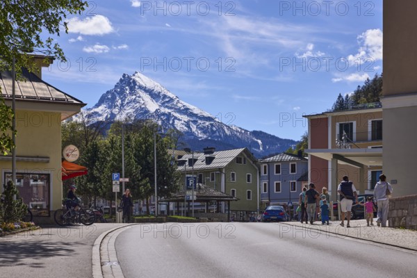 Mountain Watzmann, snow-covered mountain, general architecture, pedestrians as secondary motif, trees, blue sky, cumulus clouds, cirrostratus clouds, Maximilianstraße, Berchtesgaden, Upper Bavaria, district Berchtesgadener Land, Bavaria, Germany