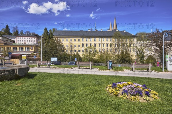 Royal Castle Berchtesgaden, general architecture, benches, lantern, lawn, trees, wooden fence, parking strip with vehicles, flower bed, garden pansy (Viola ×wittrockiana), blue sky, cumulus clouds, cirrostratus clouds, Am Fischerbichl, Bahnhofstraße, Berchtesgaden, Upper Bavaria, district Berchtesgadener Land, Bavaria, Germany