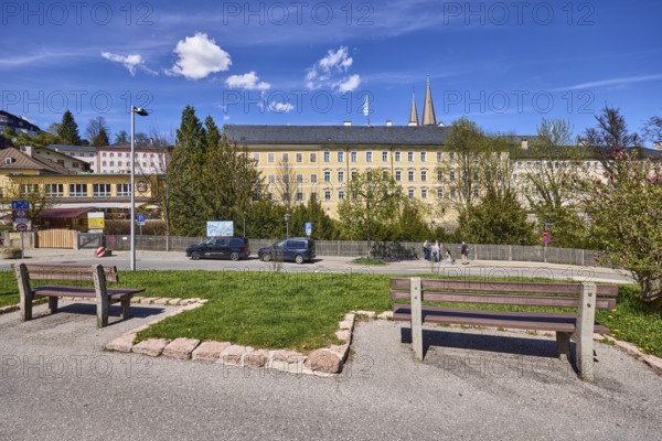 Royal Castle Berchtesgaden, general development, benches, lawn, lantern, parking lane with vehicles, wooden fence, trees, pedestrians as secondary motif, blue sky, cumulus clouds, cirrostratus clouds, Am Fischerbichl, Bahnhofstraße, Berchtesgaden, Upper Bavaria, district Berchtesgadener Land, Bavaria, Germany