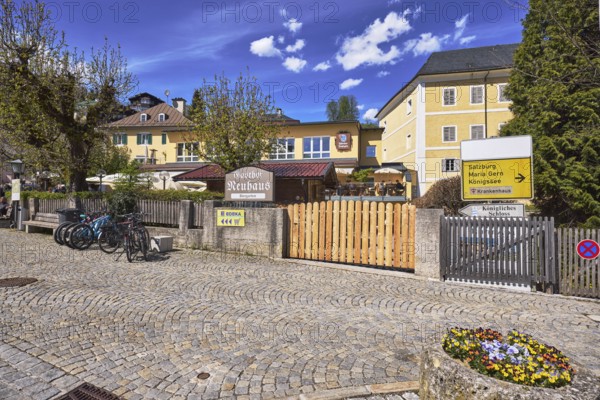 Gasthof Neuhaus, Royal Castle Berchtesgaden, pedestrian zone, square, cobblestones, trees, benches, bicycle, flower pots, general architecture, blue sky, cumulus clouds, cirrostratus clouds, intersection market square with Am Fischerbichl, Berchtesgaden, Upper Bavaria, district Berchtesgadener Land, Bavaria, Germany