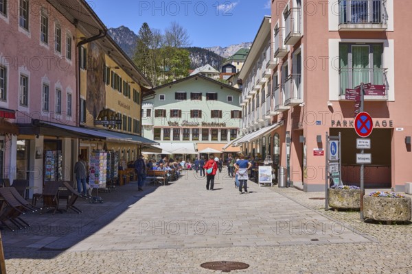 Pedestrian zone, Cafe Forstner, general architecture, residential and commercial buildings, retail shops, mountain landscape, mountains, trees, pedestrians as secondary motif, blue sky, cumulus clouds, Metzgerstraße, Weihnachtsschützenplatz, Berchtesgaden, Upper Bavaria, district of Berchtesgadener Land, Bavaria, Germany