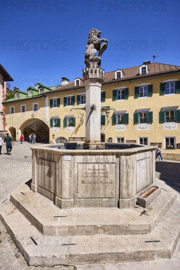 Market fountain, fountain, pedestrian zone, historical buildings, square, passage arch, pedestrian as secondary motif, blue sky, cloudless, market square, Berchtesgaden, Upper Bavaria, district Berchtesgadener Land, Bavaria, Germany