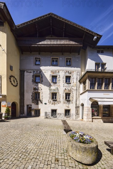 Historic building, facade, window, air painting, pedestrian zone, flower bucket, pavement made of cobblestones, blue sky, cirrostratus clouds, Metzgerstraße, Berchtesgaden, Upper Bavaria, district Berchtesgadener Land, Bavaria, Germany