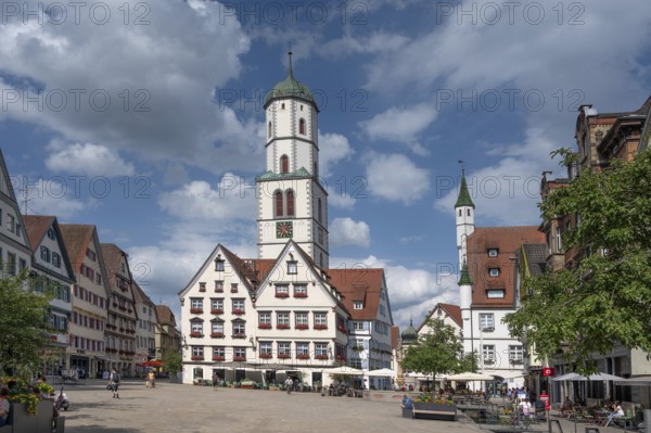 Market square with St Martin's Church, gabled houses and the new town hall on the right, Biberach, Baden-Württemberg, Germany