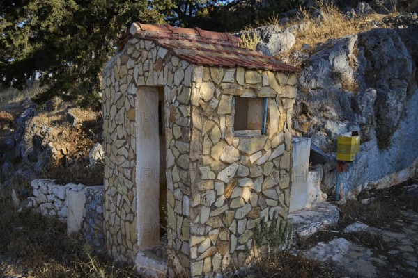 Apitiki, Lost Place, Bunker, Guardhouse, Small stone hut next to rocks, surrounded by dry grass and trees, rustic atmosphere, photos related to WW2, Battle of Leros, Leros, Dodecanese, Greek Islands, Greece