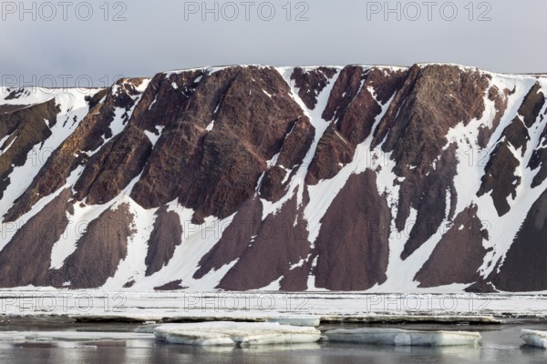 Drift ice, sea ice, sea, mountain range, Faksevagen, Spitsbergen, Svalbard