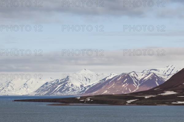 Mountain range, sea, Jotunkjeldene, Spitsbergen, Svalbard