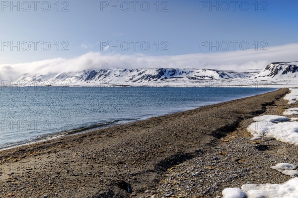 Pebble beach, mountain range, Kinvika, Muchinsonfjord, Spitsbergen, Svalbard