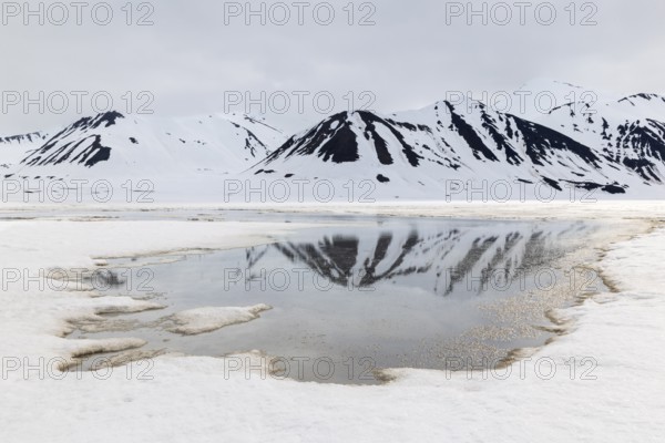 Meltwater in front of mountain range, snow, Mushamna, Spitsbergen, Svalbard