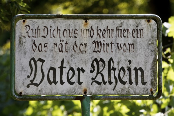 Old sign with the rhyme Ruh dich aus und kehr hier ein das rät der Wirt vom Vater Rhein, Königswinter, North Rhine-Westphalia, Germany