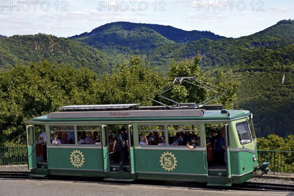 Drachenfelsbahn, cog railway on the Drachenfels with a view of the Siebengebirge, Königswinter, North Rhine-Westphalia, Germany