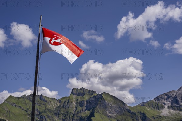 Flag of Oberstdorf, behind it the Schneck, 2268m, Himmelhorn, 2111m, with the Rädlergrat, Daumengruppe, Allgäu Alps, Allgäu, Bavaria, Germany
