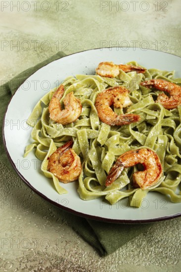 Tagliatelle with spinach, in cream sauce, with shrimp, homemade, no people