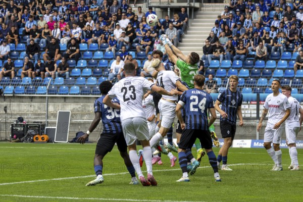 Football 3rd division, 2025/26 season, matchday 1: Waldhof Mannheim v SC Verl***Lucien Hawryluk (30, Mannheim) fists the ball out of the danger zone