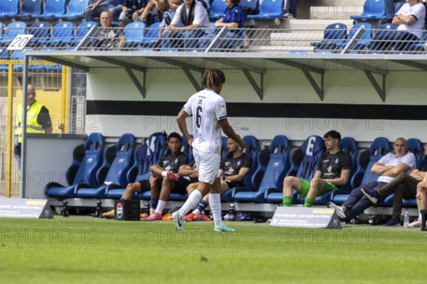 Football 3rd division, 2025/26 season, matchday 1: Waldhof Mannheim v SC Verl***Joshua Chima Eze (6, Verl) leaves the pitch after receiving a red card