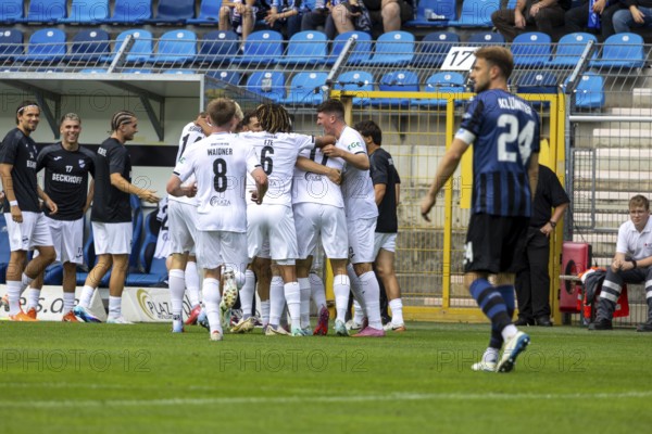 Football 3rd division, 2025/26 season, matchday 1: Waldhof Mannheim v SC Verl***Congratulations from Verl after the opening goal to make it 1-0